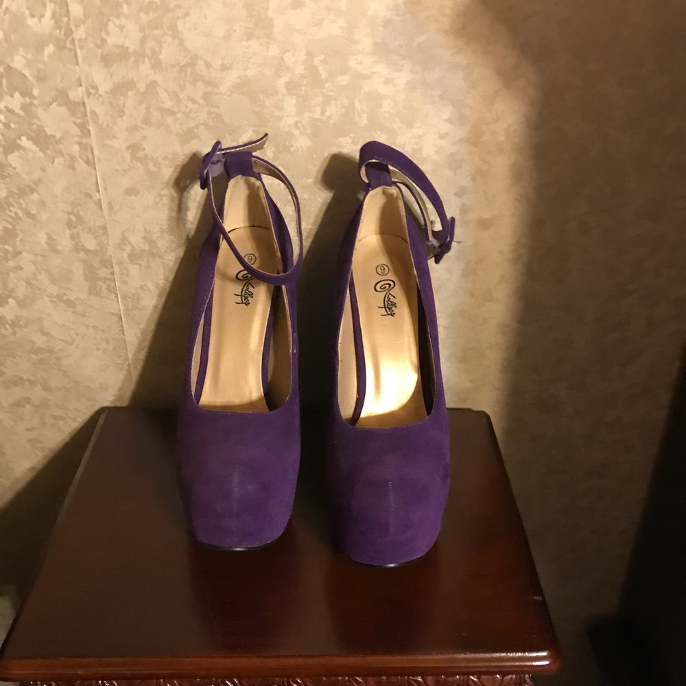 Shoes - Picture 3 of 4